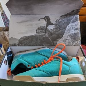 Evolv teal Rebel Sneaker size 40 Eur / 7.5 mens / 8.5 womens